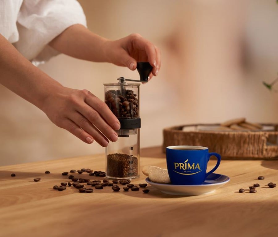 Zmielenia ziaren do metody zaparzania smaku i aromatu kawy Prima